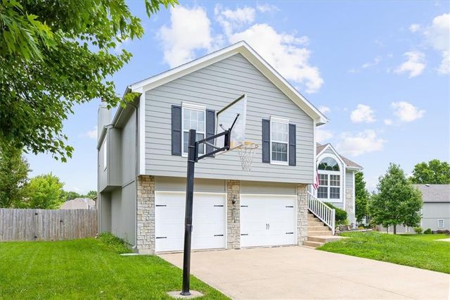 1300 SE Princeton Drive, Lee's Summit, MO 64081