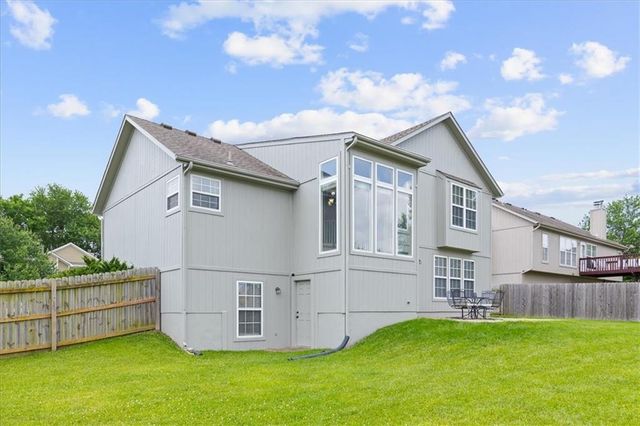 1300 SE Princeton Drive, Lee's Summit, MO 64081