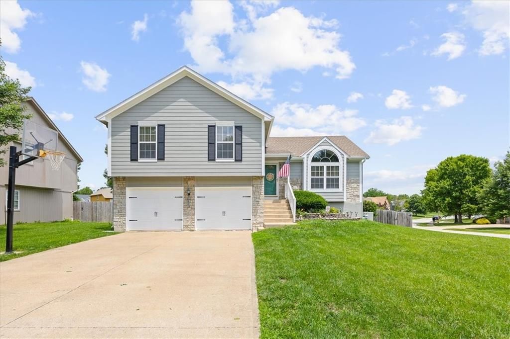 1300 SE Princeton Drive, Lee's Summit, MO 64081