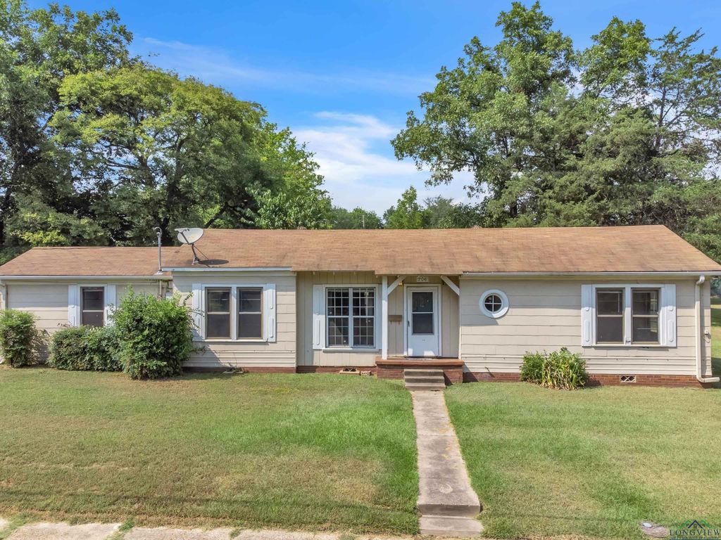 206 Melba Avenue, Gladewater, TX 75647