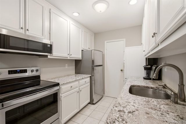 606 Flair Court W, Saint James, NY 11780