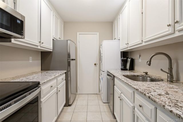 606 Flair Court W, Saint James, NY 11780