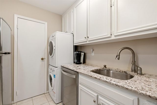 606 Flair Court W, Saint James, NY 11780