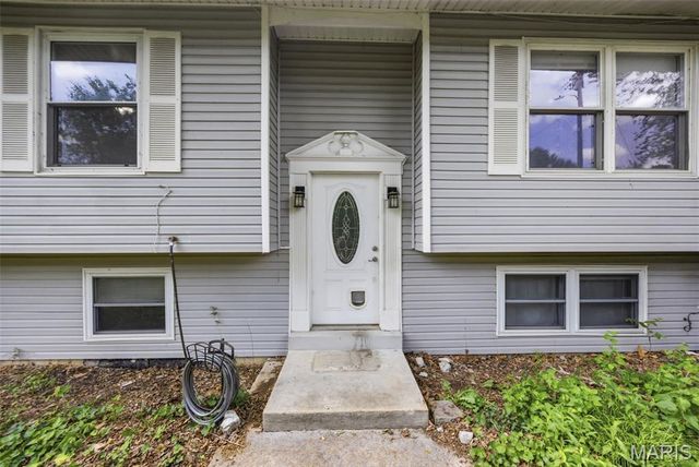 15565 Old Jamestown Road, Florissant, MO 63034