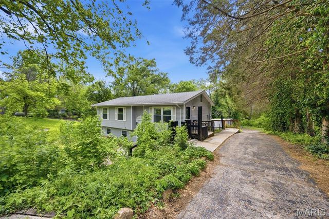15565 Old Jamestown Road, Florissant, MO 63034