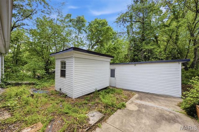 15565 Old Jamestown Road, Florissant, MO 63034