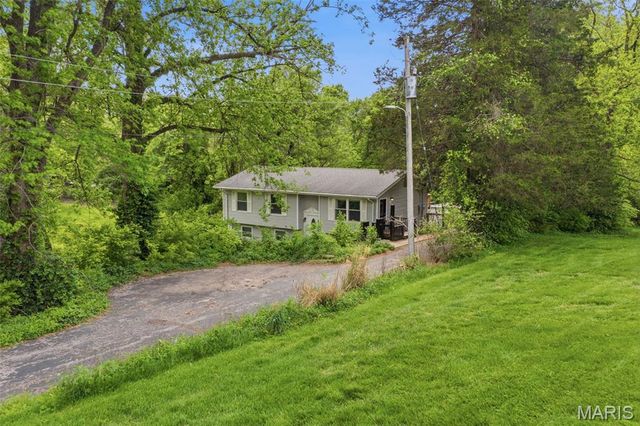 15565 Old Jamestown Road, Florissant, MO 63034