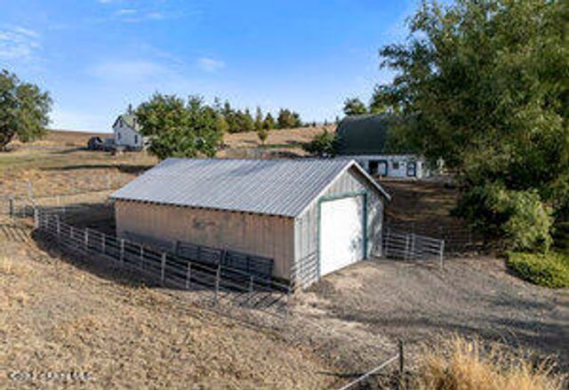 3351 W Lone Pine Rd, Tekoa, WA 99033