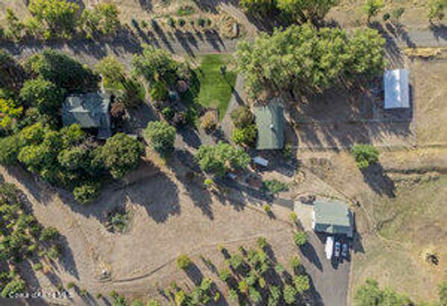 3351 W Lone Pine Rd, Tekoa, WA 99033