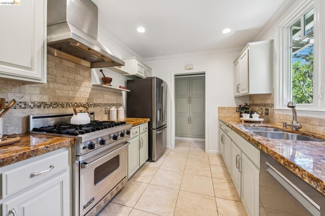 6309 Pinehaven Rd, Oakland, CA 94611