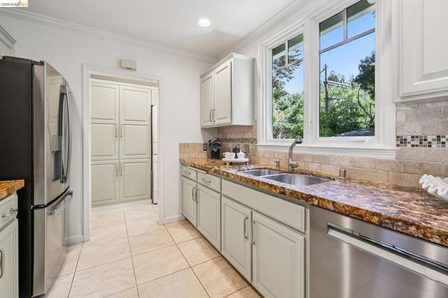 6309 Pinehaven Rd, Oakland, CA 94611