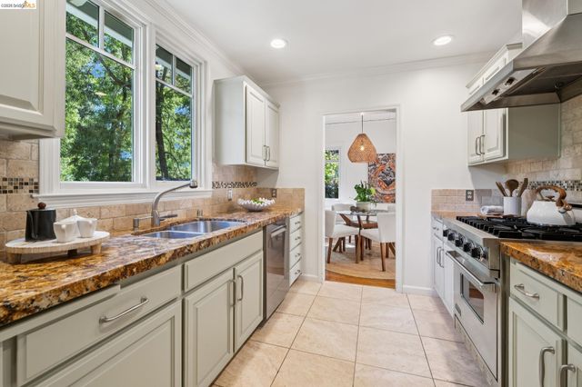 6309 Pinehaven Rd, Oakland, CA 94611