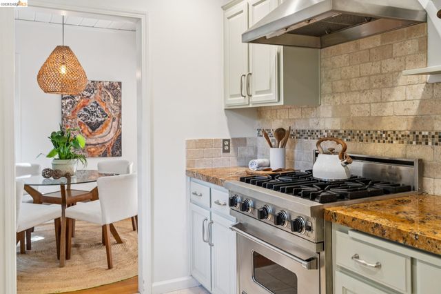 6309 Pinehaven Rd, Oakland, CA 94611