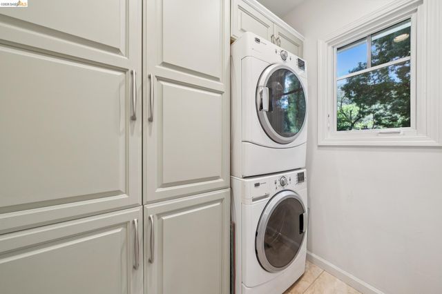 6309 Pinehaven Rd, Oakland, CA 94611