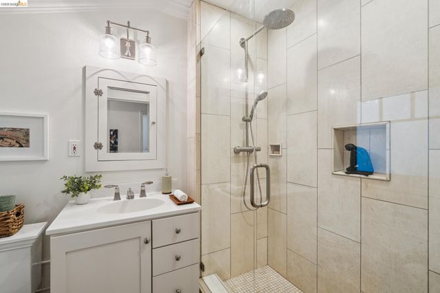 6309 Pinehaven Rd, Oakland, CA 94611