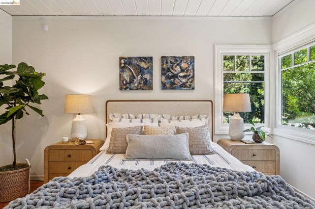6309 Pinehaven Rd, Oakland, CA 94611