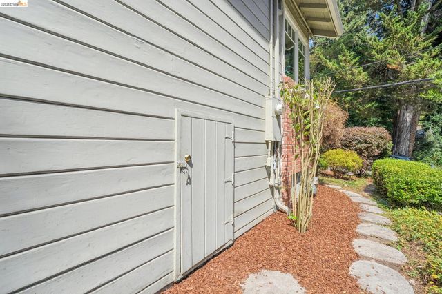 6309 Pinehaven Rd, Oakland, CA 94611