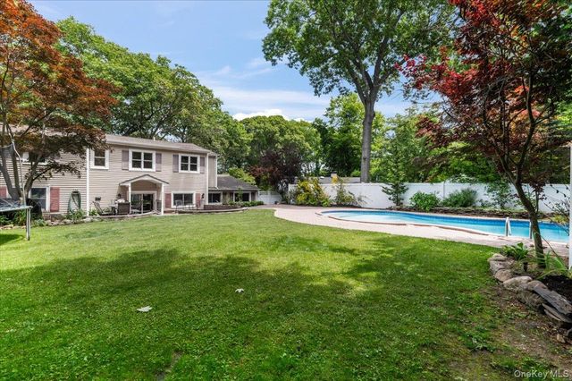8 Walnut Place, Huntington, NY 11743