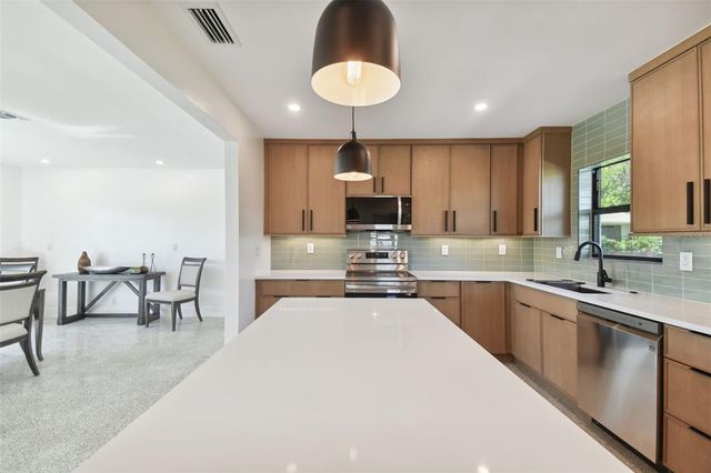 301 AURORA STREET E, Venice, FL 34285