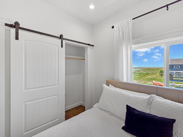 1035 Victoria Lane, Gilchrist, TX 77617