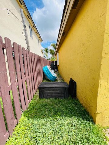 4006 NE 20th St, Homestead, FL 33033