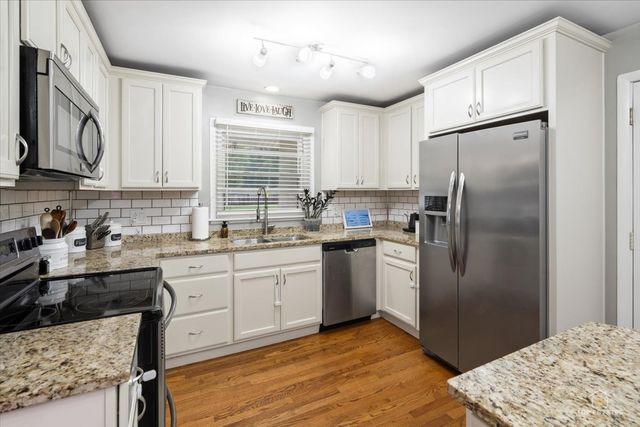 1409 W WILLOW Lane, Mount Prospect, IL 60056