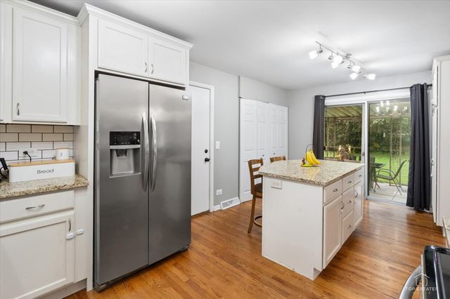 1409 W WILLOW Lane, Mount Prospect, IL 60056