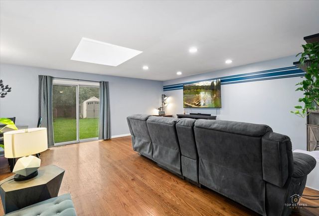 1409 W WILLOW Lane, Mount Prospect, IL 60056