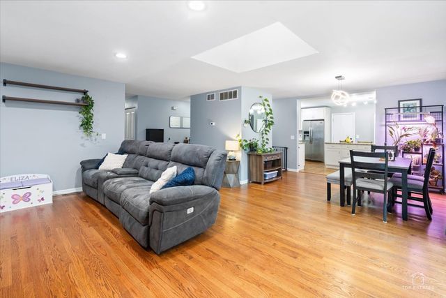 1409 W WILLOW Lane, Mount Prospect, IL 60056