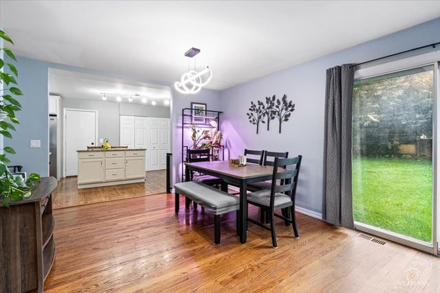 1409 W WILLOW Lane, Mount Prospect, IL 60056