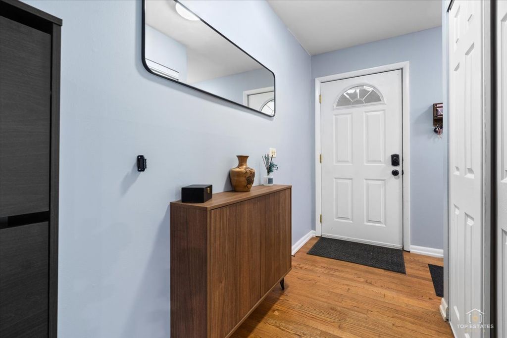 1409 W WILLOW Lane, Mount Prospect, IL 60056 — photo 3