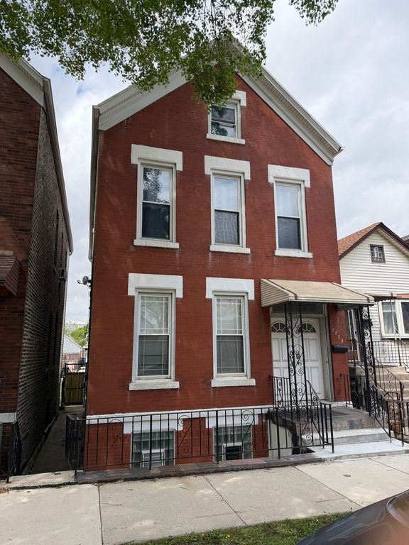 Image 1 of property listing at 3722 S Hermitage Avenue, Chicago, IL 60609