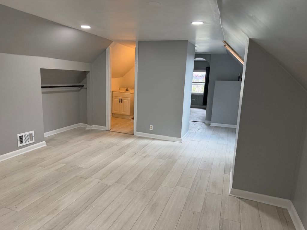 Image 8 of property listing at 3722 S Hermitage Avenue, Chicago, IL 60609