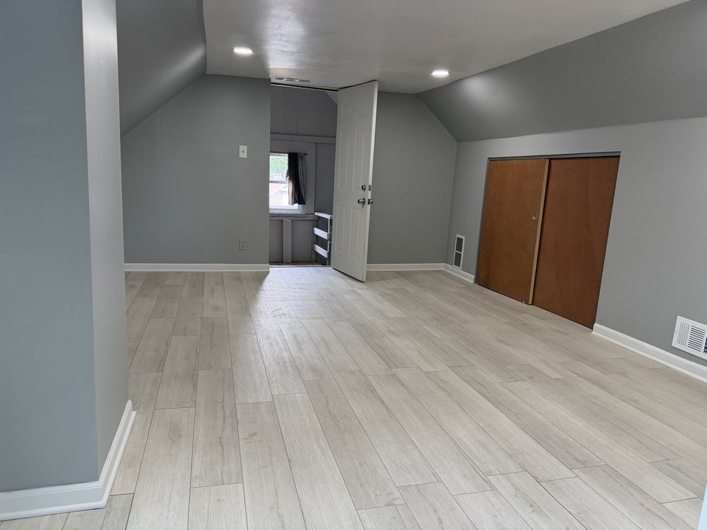 Image 9 of property listing at 3722 S Hermitage Avenue, Chicago, IL 60609