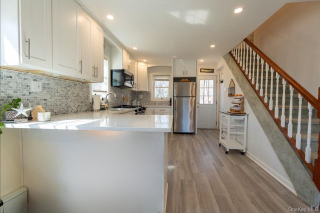 27 E Lincoln Avenue, Massapequa, NY 11758