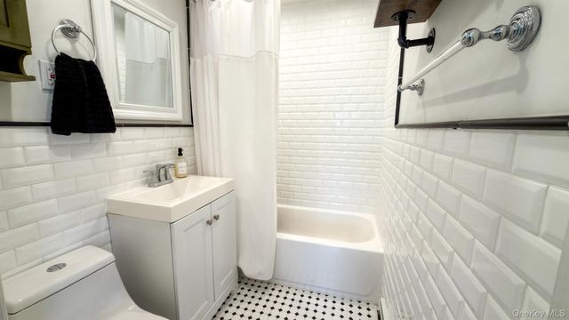 27 E Lincoln Avenue, Massapequa, NY 11758