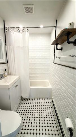 27 E Lincoln Avenue, Massapequa, NY 11758