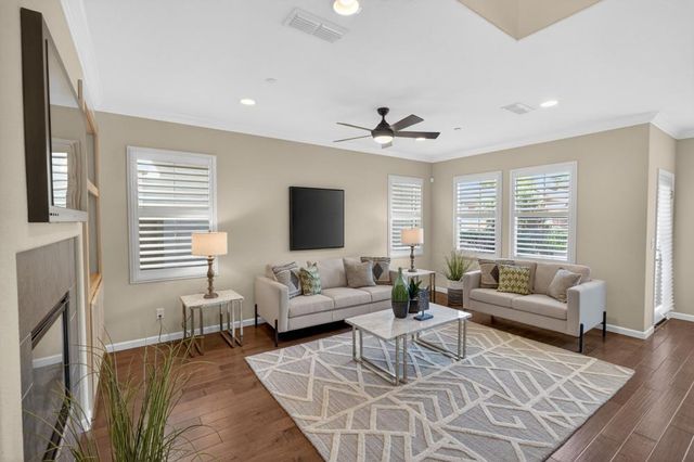 8073 Lido Isle Ln, Sacramento, CA 95831