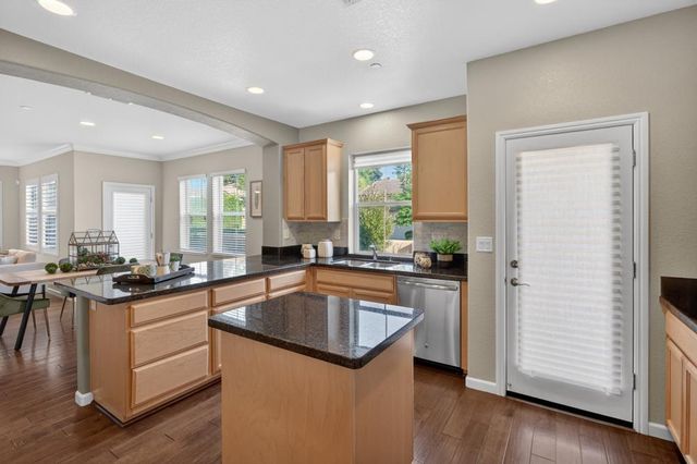 8073 Lido Isle Ln, Sacramento, CA 95831