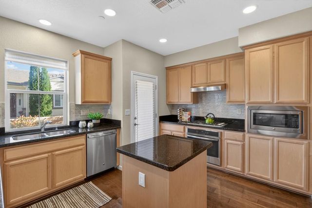 8073 Lido Isle Ln, Sacramento, CA 95831