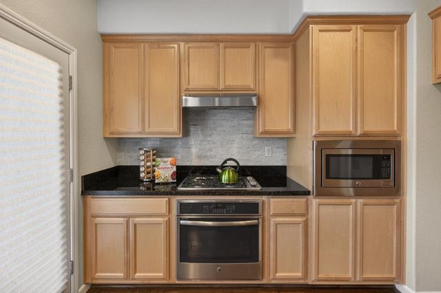 8073 Lido Isle Ln, Sacramento, CA 95831