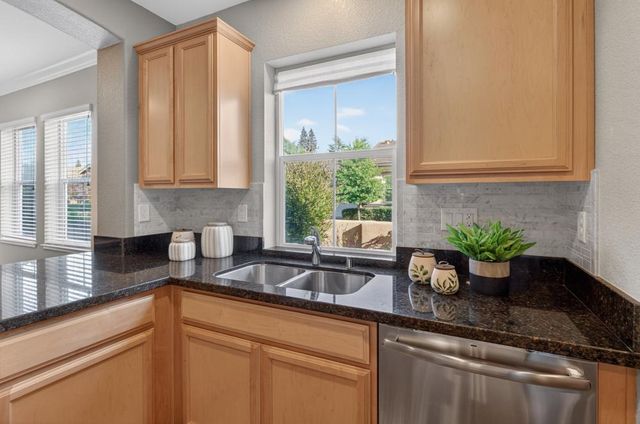 8073 Lido Isle Ln, Sacramento, CA 95831