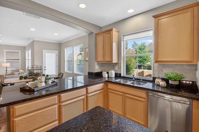 8073 Lido Isle Ln, Sacramento, CA 95831