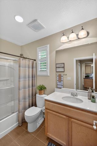 8073 Lido Isle Ln, Sacramento, CA 95831