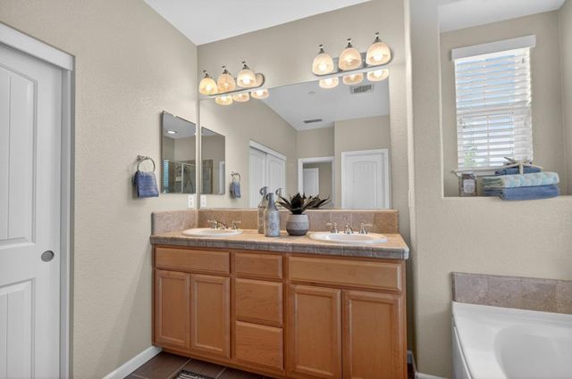 8073 Lido Isle Ln, Sacramento, CA 95831