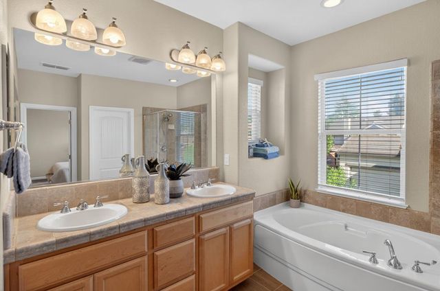 8073 Lido Isle Ln, Sacramento, CA 95831