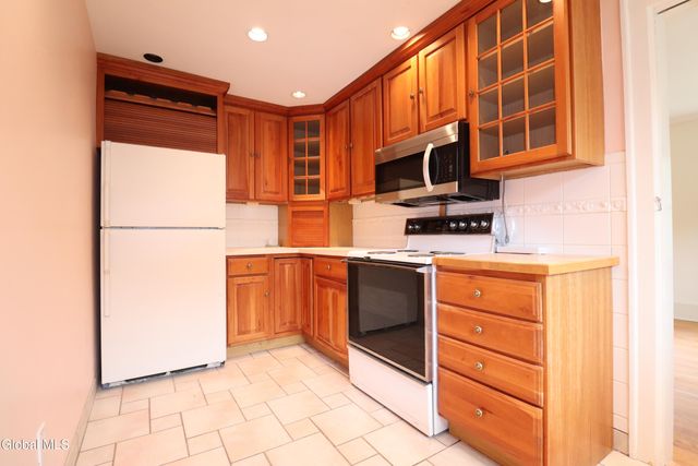 2132 Niskayuna Drive, Niskayuna, NY 12309