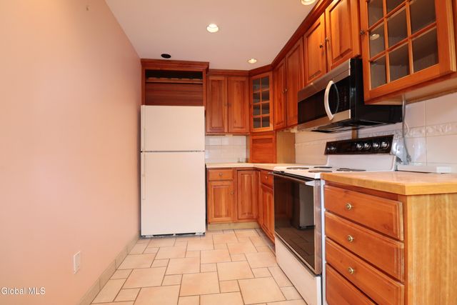 2132 Niskayuna Drive, Niskayuna, NY 12309
