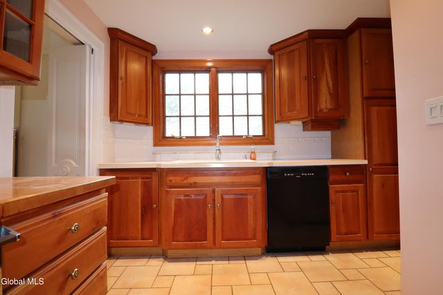2132 Niskayuna Drive, Niskayuna, NY 12309