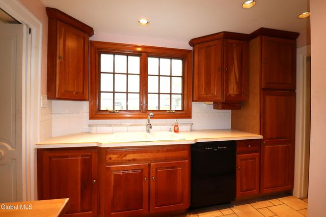 2132 Niskayuna Drive, Niskayuna, NY 12309